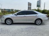 Cần bán xe Toyota Camry 2.0E 2017, màu bạc, giá tốt