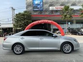 Cần bán xe Toyota Camry 2.0E 2017, màu bạc, giá tốt