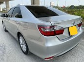 Cần bán xe Toyota Camry 2.0E 2017, màu bạc, giá tốt