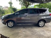 Cần bán Toyota Innova 2.0E đời 2017, màu xám số sàn