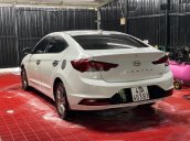 Cần bán lại xe Hyundai Elantra đời 2019, màu trắng