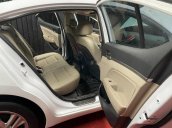 Cần bán lại xe Hyundai Elantra đời 2019, màu trắng