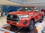 Bán ô tô Toyota Hilux 2 cầu tự động năm sản xuất 2021, màu đỏ cam