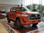 Bán ô tô Toyota Hilux 2 cầu tự động năm sản xuất 2021, màu đỏ cam