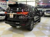 Cần bán Toyota Fortuner 2.7V 4x4 AT đời 2017, màu bạc, nhập khẩu  