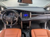 Cần bán lại xe Toyota Innova 2.0G đời 2018, màu xám chính chủ, 688tr