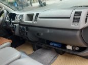 Cần bán lại xe Toyota Hiace sản xuất 2010, màu bạc