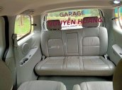 Cần bán gấp Kia Carnival đời 2008, màu bạc