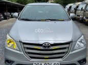 Cần bán Toyota Innova 2.0E sản xuất 2015, màu bạc, giá tốt