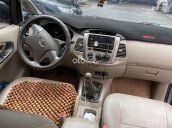 Cần bán Toyota Innova 2.0E sản xuất 2015, màu bạc, giá tốt