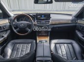 Cần bán Mercedes E300 đời 2010, màu đen, giá tốt
