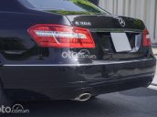 Cần bán Mercedes E300 đời 2010, màu đen, giá tốt