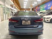 Cần bán gấp Hyundai Elantra đời 2017, màu xanh lam