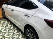 Cần bán Hyundai Elantra sản xuất năm 2019, màu trắng  