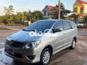 Cần bán Toyota Innova E năm 2012, màu bạc số sàn