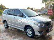 Cần bán Toyota Innova E năm 2012, màu bạc số sàn