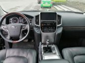 Xe chính chủ chào bán Toyota Land Cruiser VX V8 4.6L model 2017 màu đen nội thất đen, mới lăn bánh 48.000km