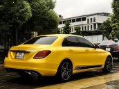 Cần bán gấp Mercedes sản xuất 2016, màu vàng  