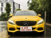 Cần bán gấp Mercedes sản xuất 2016, màu vàng  