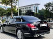 Bán xe Mercedes sản xuất 2015, màu đen còn mới, giá 939tr