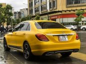 Cần bán gấp Mercedes sản xuất 2016, màu vàng  