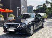 Bán xe Mercedes sản xuất 2015, màu đen còn mới, giá 939tr