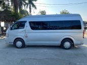 Cần bán gấp Toyota Hiace MT đời 2013, màu bạc, nhập khẩu nguyên chiếc giá cạnh tranh