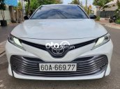 Bán ô tô Toyota Camry 2.5Q sản xuất 2019, màu trắng, xe nhập