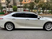 Cần bán gấp Toyota Camry 2.5Q sản xuất năm 2019, màu trắng, nhập khẩu nguyên chiếc như mới