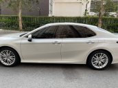 Cần bán gấp Toyota Camry 2.5Q sản xuất năm 2019, màu trắng, nhập khẩu nguyên chiếc như mới