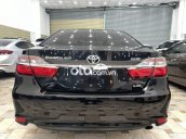 Cần bán gấp Toyota Camry 2.0E sản xuất 2018, màu đen chính chủ, giá 795tr