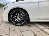 Cần bán gấp Mercedes E300 AMG sản xuất năm 2016, màu trắng xe gia đình