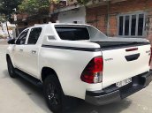 Bán xe Toyota Hilux 2.4E sản xuất 2020, màu trắng, xe nhập còn mới