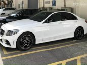 Cần bán gấp Mercedes C300 AMG sản xuất 2021, màu trắng