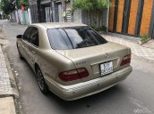 Cần bán Mercedes Benz E240, model 2002 màu ghi