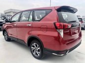 Bán ô tô Toyota Innova V sản xuất năm 2022, màu đỏ, giá chỉ 989 triệu