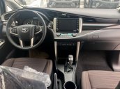 Bán ô tô Toyota Innova V sản xuất năm 2022, màu đỏ, giá chỉ 989 triệu