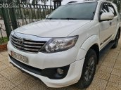 Xe Toyota Fortuner 2.7V 4x2 AT năm 2015, màu trắng số tự động, giá chỉ 599 triệu