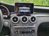 Màu đen ghế đen kính 3 lớp apple carplay