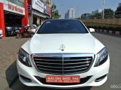 Màu trắng, nội thất nâu vân gỗ quý phái