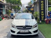 Màu trắng, nội thất nâu