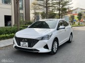 Xe màu trắng số tự động