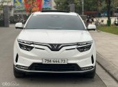 Cần bán xe màu trắng