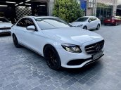 Xe màu trắng nội thất đen