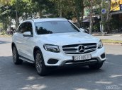 Màu trắng, nội thất nâu