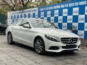 Xe màu trắng số tự động