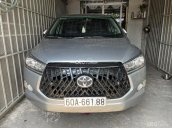 Màu bạc giá hữu nghị