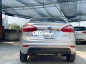 xe gia đình sử dụng Ford Fiesta 2015