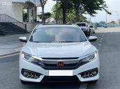 Xe màu trắng, nội thất đen