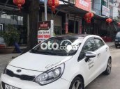 Xe Kia Rio 5 cửa, đăng kí 2013, màu trắng.